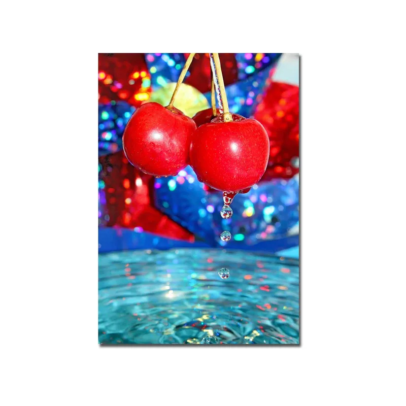 Canvastavla 70x100 cm - Två röda körsbär hänger över en vattenyta med droppar som faller ner - Röd / Blå / Turkos - Inredning - Tavlor & posters - Canvastavla