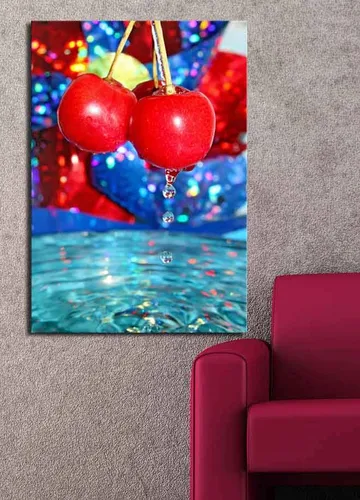 Canvastavla 70x100 cm - Två röda körsbär hänger över en vattenyta med droppar som faller ner - Röd / Blå / Turkos - Inredning - Tavlor & posters - Canvastavla