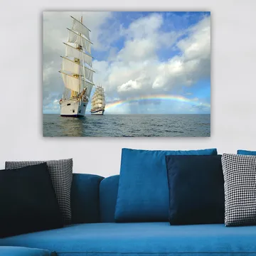 Canvastavla 70x100 cm - Två segelbåtar som navigerar genom ett lugnt hav under en blå himmel med moln och en regnbåge - Vit / Blå / Grå - Inredning - Tavlor & posters - Canvastavla