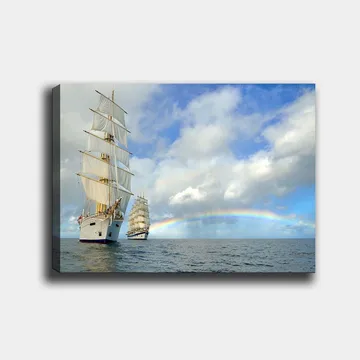 Canvastavla 70x100 cm - Två segelbåtar som navigerar genom ett lugnt hav under en blå himmel med moln och en regnbåge - Vit / Blå / Grå - Inredning - Tavlor & posters - Canvastavla
