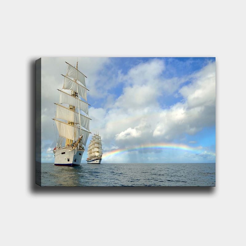 Canvastavla 70x100 cm - Två segelbåtar som navigerar genom ett lugnt hav under en blå himmel med moln och en regnbåge, Vit / Blå / Grå