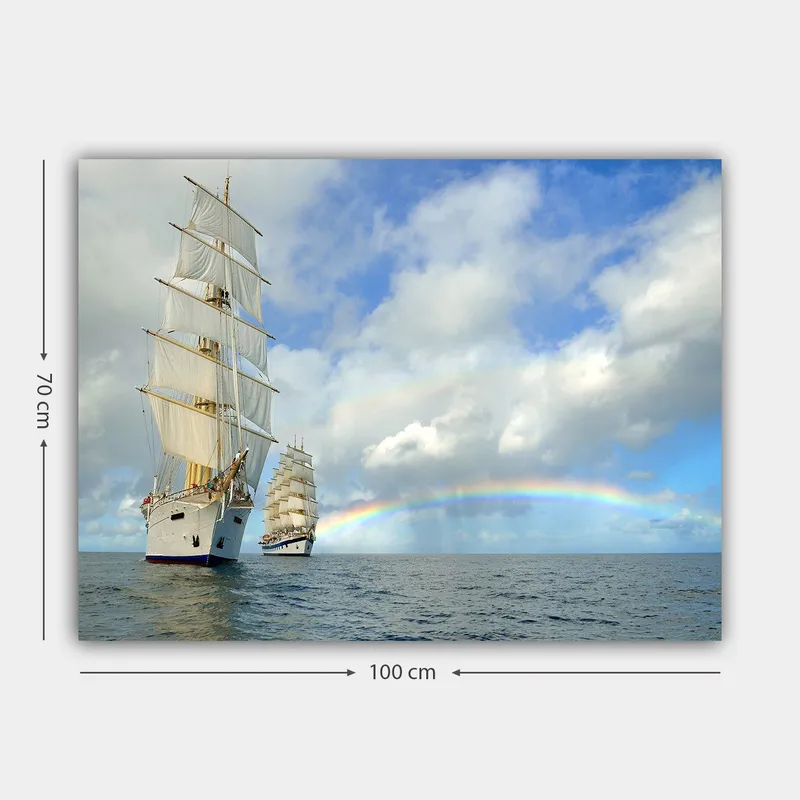 Canvastavla 70x100 cm - Två segelbåtar som navigerar genom ett lugnt hav under en blå himmel med moln och en regnbåge - Vit / Blå / Grå - Inredning - Tavlor & posters - Canvastavla