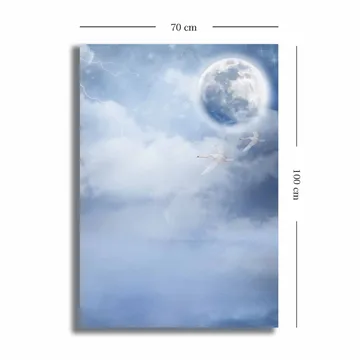 Canvastavla 70x100 cm - Två svanar som flyger under en stor måne i en drömlik, molnig himmel - Ljusblå / Vit / Mörkblå - Inredning - Tavlor & posters - Canvastavla