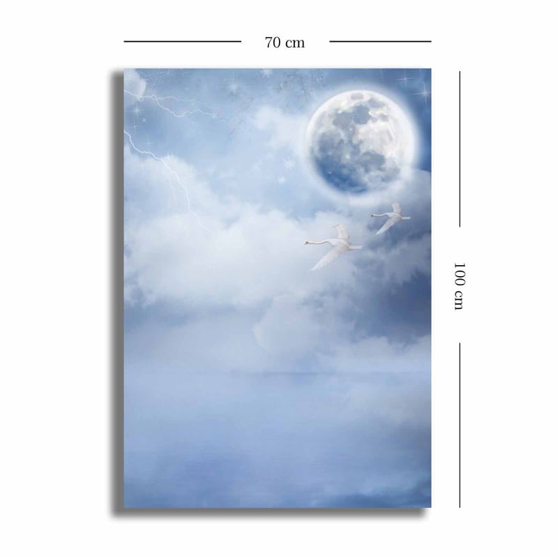 Canvastavla 70x100 cm - Två svanar som flyger under en stor måne i en drömlik, molnig himmel - Ljusblå / Vit / Mörkblå - Inredning - Tavlor & posters - Canvastavla