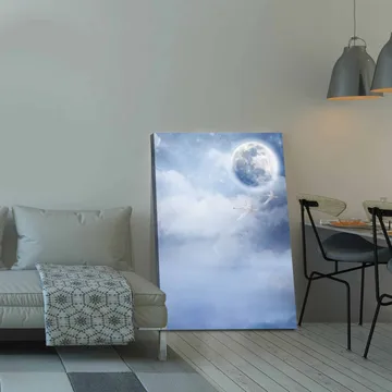 Canvastavla 70x100 cm - Två svanar som flyger under en stor måne i en drömlik, molnig himmel - Ljusblå / Vit / Mörkblå - Inredning - Tavlor & posters - Canvastavla