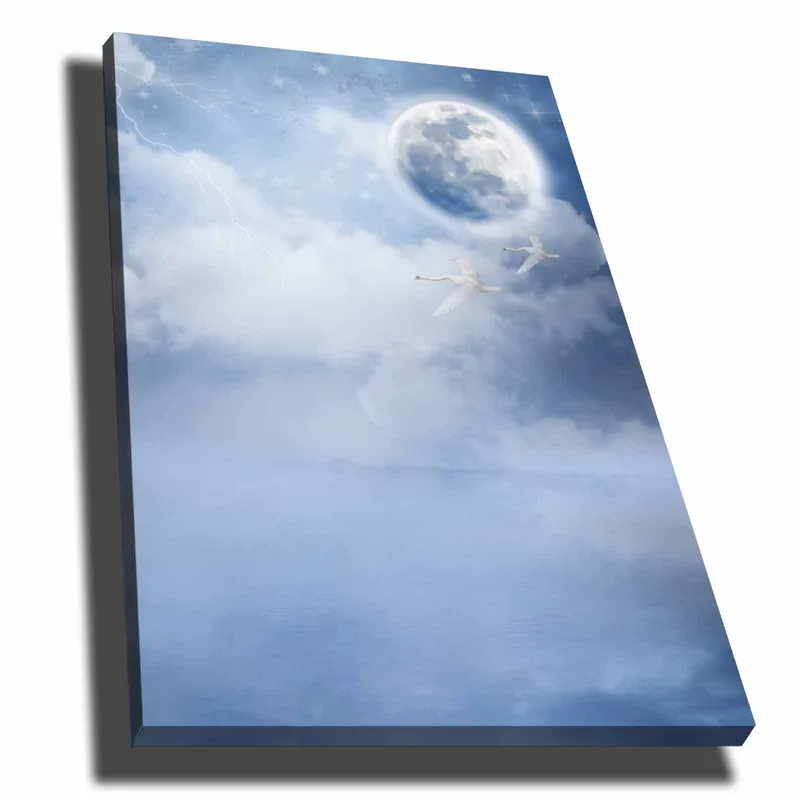Canvastavla 70x100 cm - Två svanar som flyger under en stor måne i en drömlik, molnig himmel - Ljusblå / Vit / Mörkblå - Inredning - Tavlor & posters - Canvastavla