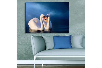Canvastavla 70x100 cm - Två svanar som formar ett hjärta med sina halsar i en romantisk och lugn atmosfär - Vit / Mörkblå - Inredning - Tavlor & posters - Canvastavla