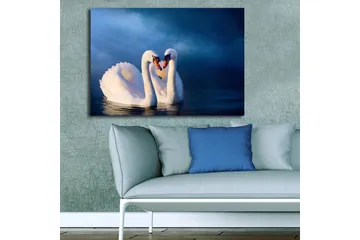 Canvastavla 70x100 cm - Två svanar som formar ett hjärta med sina halsar i en romantisk och lugn atmosfär - Vit / Mörkblå - Inredning - Tavlor & posters - Canvastavla