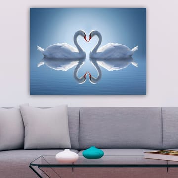 Canvastavla 70x100 cm - Två svanar som formar ett hjärta med sina halsar i en spegelbild på vattnet - Vit / Röd / Blå - Inredning - Tavlor & posters - Canvastavla