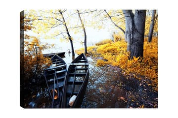 Canvastavla 70x100 cm - Två svarta båtar vid en gyllene höstlandskap med träd och spegelbild i vattnet - Svart / Gyllene / Blå - Inredning - Tavlor & posters - Canvastavla