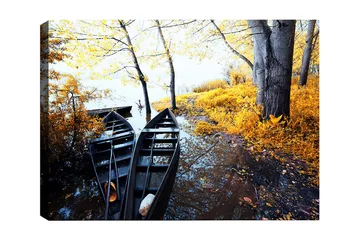 Canvastavla 70x100 cm - Två svarta båtar vid en gyllene höstlandskap med träd och spegelbild i vattnet - Svart / Gyllene / Blå - Inredning - Tavlor & posters - Canvastavla