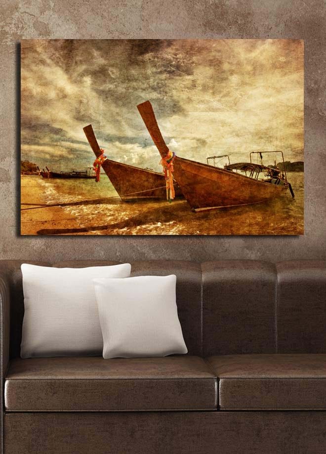 Canvastavla 70x100 cm - Två traditionella thailändska båtar vid stranden - Brun / Beige / Orange - Inredning - Tavlor & posters - Canvastavla