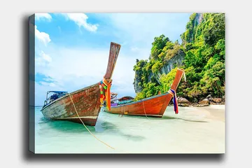Canvastavla 70x100 cm - Två traditionella thailändska långbåtar vid en strand med klippor och grönskande vegetation i bakgrunden - Brun / Grön / Blå - Inredning - Tavlor & posters - Canvastavla