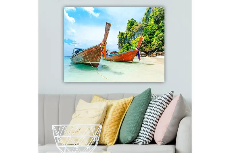Canvastavla 70x100 cm - Två traditionella thailändska långbåtar vid en strand med klippor och grönskande vegetation i bakgrunden - Brun / Grön / Blå - Inredning - Tavlor & posters - Canvastavla