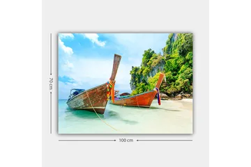 Canvastavla 70x100 cm - Två traditionella thailändska långbåtar vid en strand med klippor och grönskande vegetation i bakgrunden - Brun / Grön / Blå - Inredning - Tavlor & posters - Canvastavla