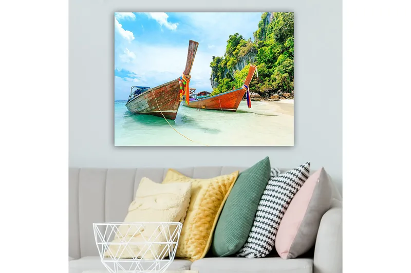 Canvastavla 70x100 cm - Två traditionella thailändska långbåtar vid en strand med klippor och grönskande vegetation i bakgrunden - Brun / Grön / Blå - Inredning - Tavlor & posters - Canvastavla