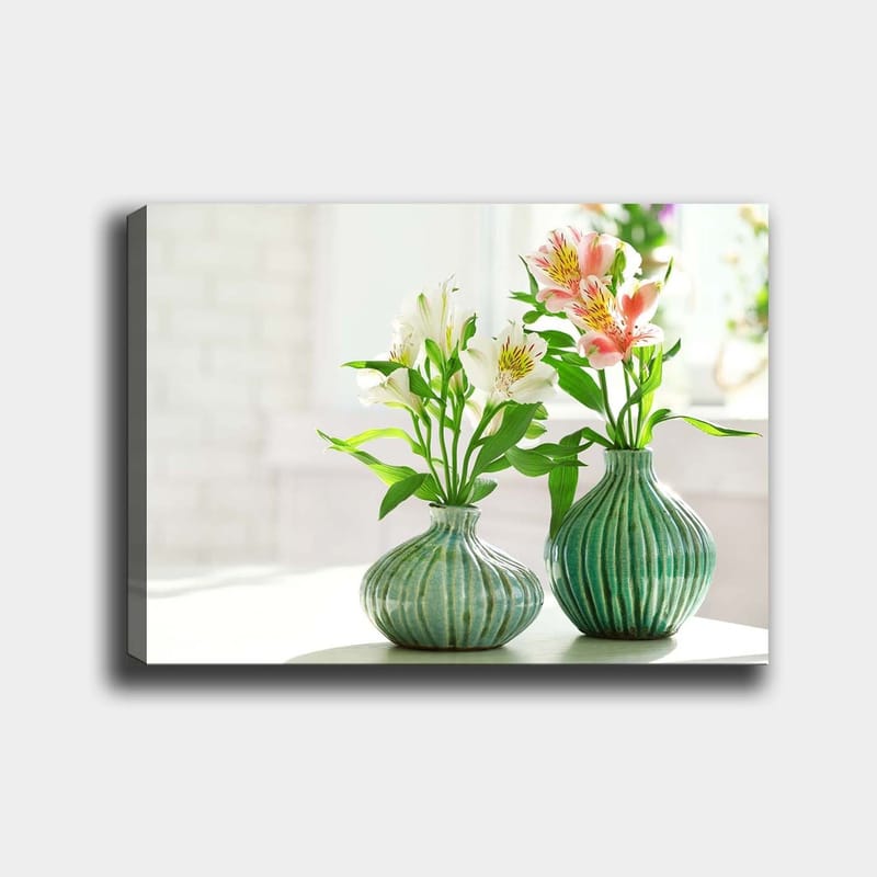 Canvastavla 70x100 cm - Två vaser med blommor i en ljus och fräsch miljö - Grön / Vit / Rosa - Inredning - Tavlor & posters - Canvastavla