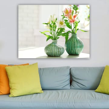 Canvastavla 70x100 cm - Två vaser med blommor i en ljus och fräsch miljö - Grön / Vit / Rosa - Inredning - Tavlor & posters - Canvastavla