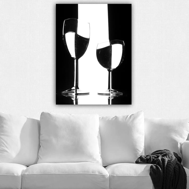 Canvastavla 70x100 cm - Två vinglas med reflektioner och vatten i en minimalistisk svartvit komposition - Svart / Vitt / Genomskinligt - Inredning - Tavlor & posters - Canvastavla