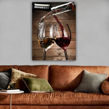 Canvastavla 70x100 cm - Två vinglas som skålar med vitt och rödvin som hälls i dem - Guld / Röd - Inredning - Tavlor & posters - Canvastavla