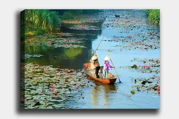 Canvastavla 70x100 cm - Två personer som paddlar en båt genom en sjö med vattenliljor och blommor - Grön / Rosa / Blå - Inredning - Tavlor & posters - Canvastavla