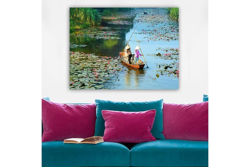 Canvastavla 70x100 cm - Två personer som paddlar en båt genom en sjö med vattenliljor och blommor - Grön / Rosa / Blå - Inredning - Tavlor & posters - Canvastavla