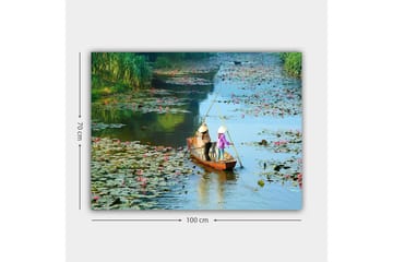 Canvastavla 70x100 cm - Två personer som paddlar en båt genom en sjö med vattenliljor och blommor - Grön / Rosa / Blå - Inredning - Tavlor & posters - Canvastavla