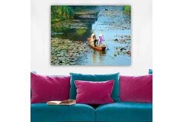 Canvastavla 70x100 cm - Två personer som paddlar en båt genom en sjö med vattenliljor och blommor - Grön / Rosa / Blå - Inredning - Tavlor & posters - Canvastavla