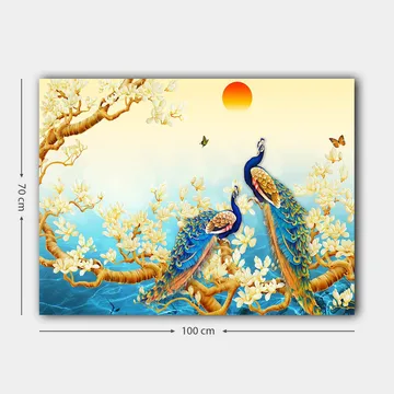 Canvastavla 70x100 cm - Två påfåglar som står på en gren omgivna av blommor och vatten - Blå / Guld / Vit - Inredning - Tavlor & posters - Canvastavla