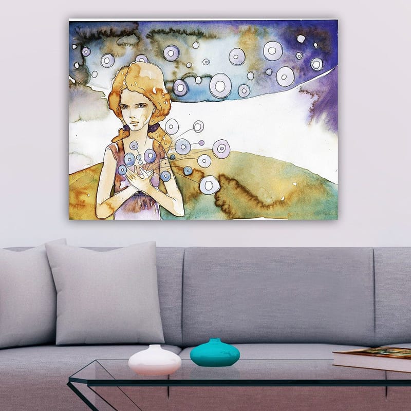 Canvastavla 70x100 cm - Ung kvinna som håller i en bukett med cirkulära blommor i en drömlik landskapsscen - Ljusblå / Beige / Lila - Inredning - Tavlor & posters - Canvastavla