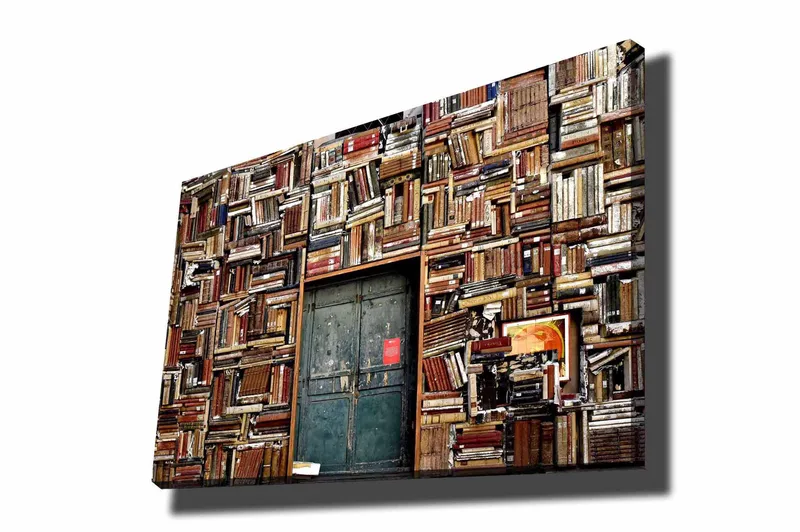 Canvastavla 70x100 cm - Vägg täckt av böcker med en dörr i mitten, Brun / Grön / Röd