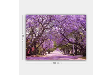 Canvastavla 70x100 cm - Vacker allé med lila blommande träd som skapar en drömlik atmosfär - Lila / Grön - Inredning - Tavlor & posters - Canvastavla