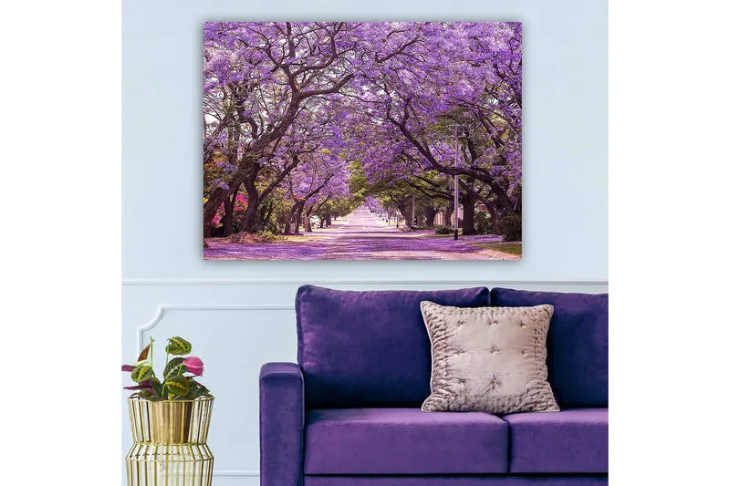 Canvastavla 70x100 cm - Vacker allé med lila blommande träd som skapar en drömlik atmosfär - Lila / Grön - Inredning - Tavlor & posters - Canvastavla