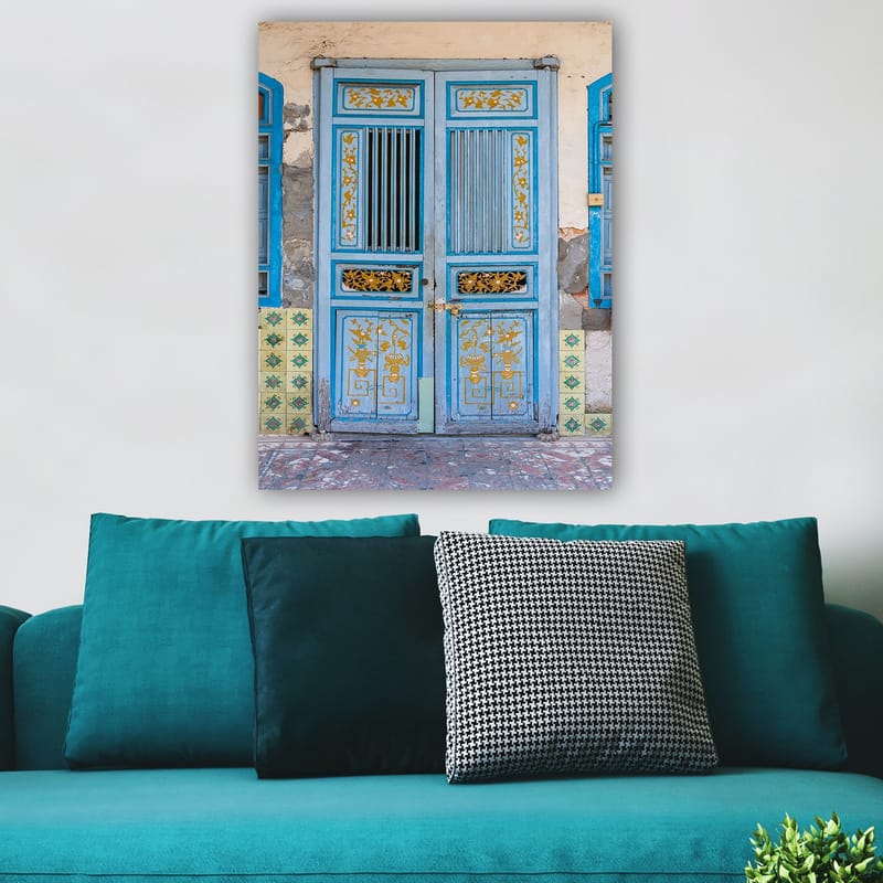 Canvastavla 70x100 cm - Vacker blå dörr med detaljer i guld och dekorativa mönster - Blå / Guld - Inredning - Tavlor & posters - Canvastavla