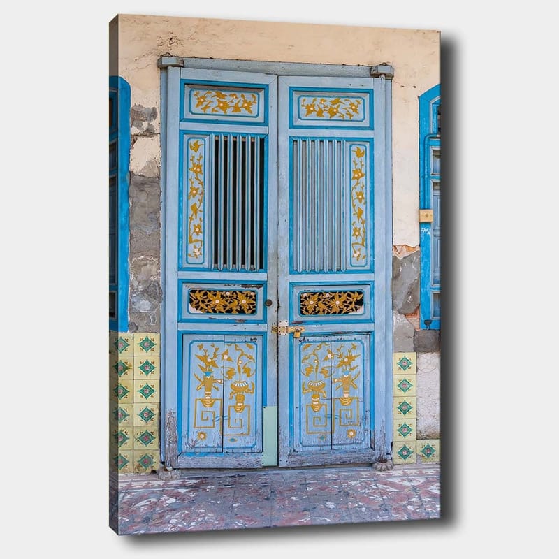 Canvastavla 70x100 cm - Vacker blå dörr med detaljer i guld och dekorativa mönster - Blå / Guld - Inredning - Tavlor & posters - Canvastavla