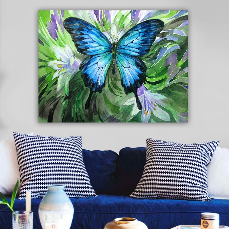 Canvastavla 70x100 cm - Vacker blå fjäril som svävar över gröna och lila växter - Blå / Grön / Lila - Inredning - Tavlor & posters - Canvastavla