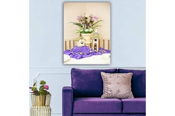 Canvastavla 70x100 cm - Vacker blomsterarrangemang i en kruka med två fågelhus på en lila duk - Lila / Grön / Vit - Inredning - Tavlor & posters - Canvastavla