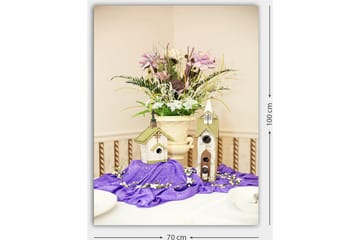 Canvastavla 70x100 cm - Vacker blomsterarrangemang i en kruka med två fågelhus på en lila duk - Lila / Grön / Vit - Inredning - Tavlor & posters - Canvastavla