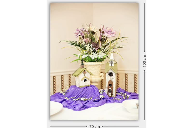 Canvastavla 70x100 cm - Vacker blomsterarrangemang i en kruka med två fågelhus på en lila duk - Lila / Grön / Vit - Inredning - Tavlor & posters - Canvastavla