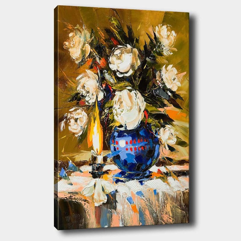 Canvastavla 70x100 cm - Vacker blomsterbukett i en blå vas med en tänd lampa som skapar en varm atmosfär - Vit / Blå / Grön - Inredning - Tavlor & posters - Canvastavla