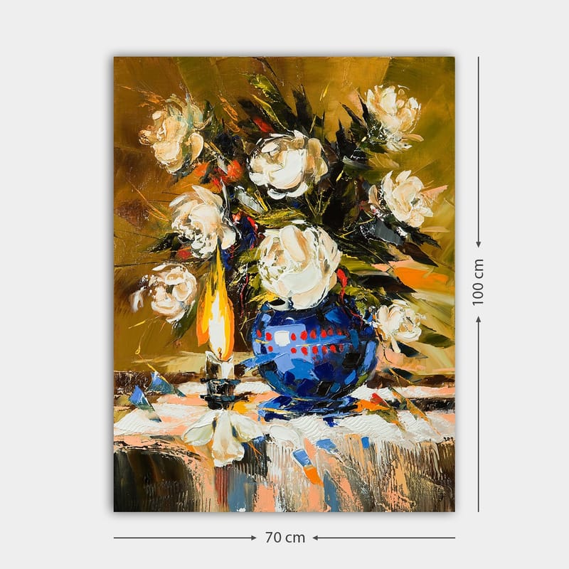 Canvastavla 70x100 cm - Vacker blomsterbukett i en blå vas med en tänd lampa som skapar en varm atmosfär - Vit / Blå / Grön - Inredning - Tavlor & posters - Canvastavla