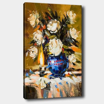Canvastavla 70x100 cm - Vacker blomsterbukett i en blå vas med en tänd lampa som skapar en varm atmosfär - Vit / Blå / Grön - Inredning - Tavlor & posters - Canvastavla