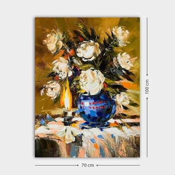 Canvastavla 70x100 cm - Vacker blomsterbukett i en blå vas med en tänd lampa som skapar en varm atmosfär - Vit / Blå / Grön - Inredning - Tavlor & posters - Canvastavla