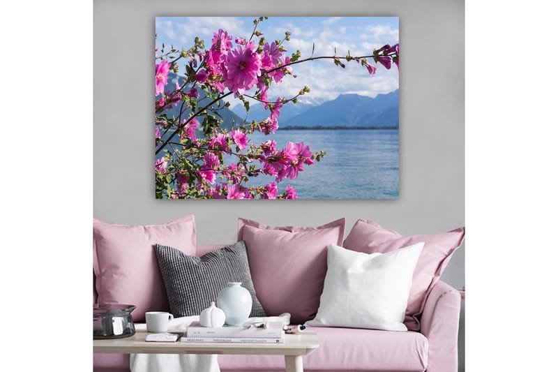 Canvastavla 70x100 cm - Vacker blomstergrupp som sträcker sig över en sjö med berg i bakgrunden - Rosa / Grön - Inredning - Tavlor & posters - Canvastavla