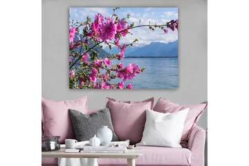 Canvastavla 70x100 cm - Vacker blomstergrupp som sträcker sig över en sjö med berg i bakgrunden - Rosa / Grön - Inredning - Tavlor & posters - Canvastavla