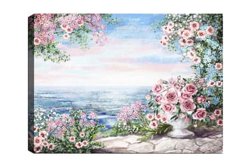 Canvastavla 70x100 cm - Vacker blomsterrabatt med en stor vas fylld med rosor, som står vid en havsutsikt under en klar himmel - Rosa / Grönt / Blått - Inredning - Tavlor & posters - Canvastavla