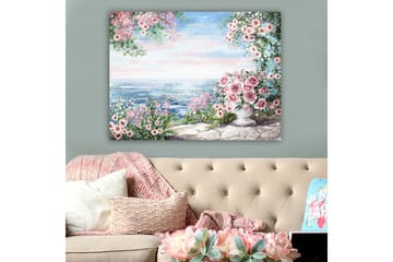 Canvastavla 70x100 cm - Vacker blomsterrabatt med en stor vas fylld med rosor, som står vid en havsutsikt under en klar himmel - Rosa / Grönt / Blått - Inredning - Tavlor & posters - Canvastavla