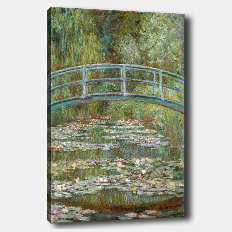 Canvastavla 70x100 cm - Vacker bro över en damm med näckrosor i en grönskande omgivning, Grön / Blå / Vit