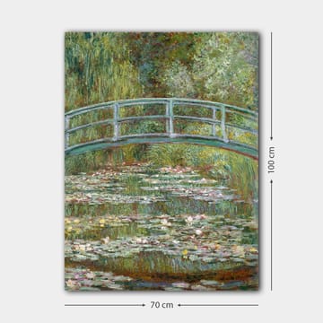 Canvastavla 70x100 cm - Vacker bro över en damm med näckrosor i en grönskande omgivning - Grön / Blå / Vit - Inredning - Tavlor & posters - Canvastavla