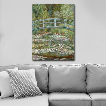 Canvastavla 70x100 cm - Vacker bro över en damm med näckrosor i en grönskande omgivning - Grön / Blå / Vit - Inredning - Tavlor & posters - Canvastavla